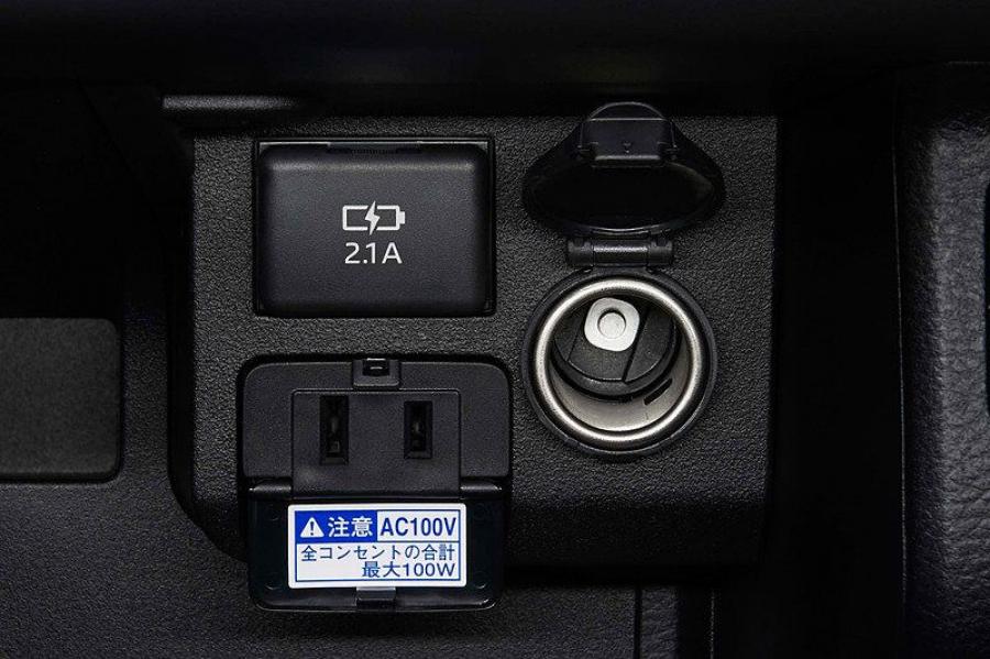 Детали интерьера Toyota Probox Van 2018 года  (фото 12 из 12)